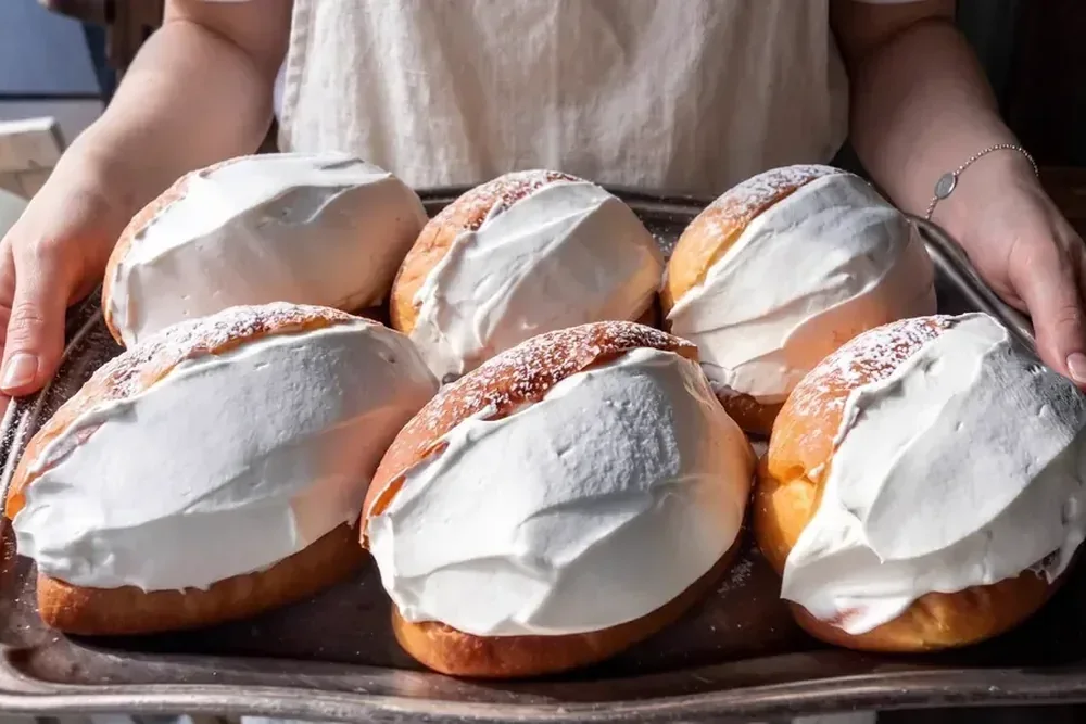 מגש מריטוצו טרי ממולא בקצפת בקונדיטוריה Pasticceria Regoli ברומא